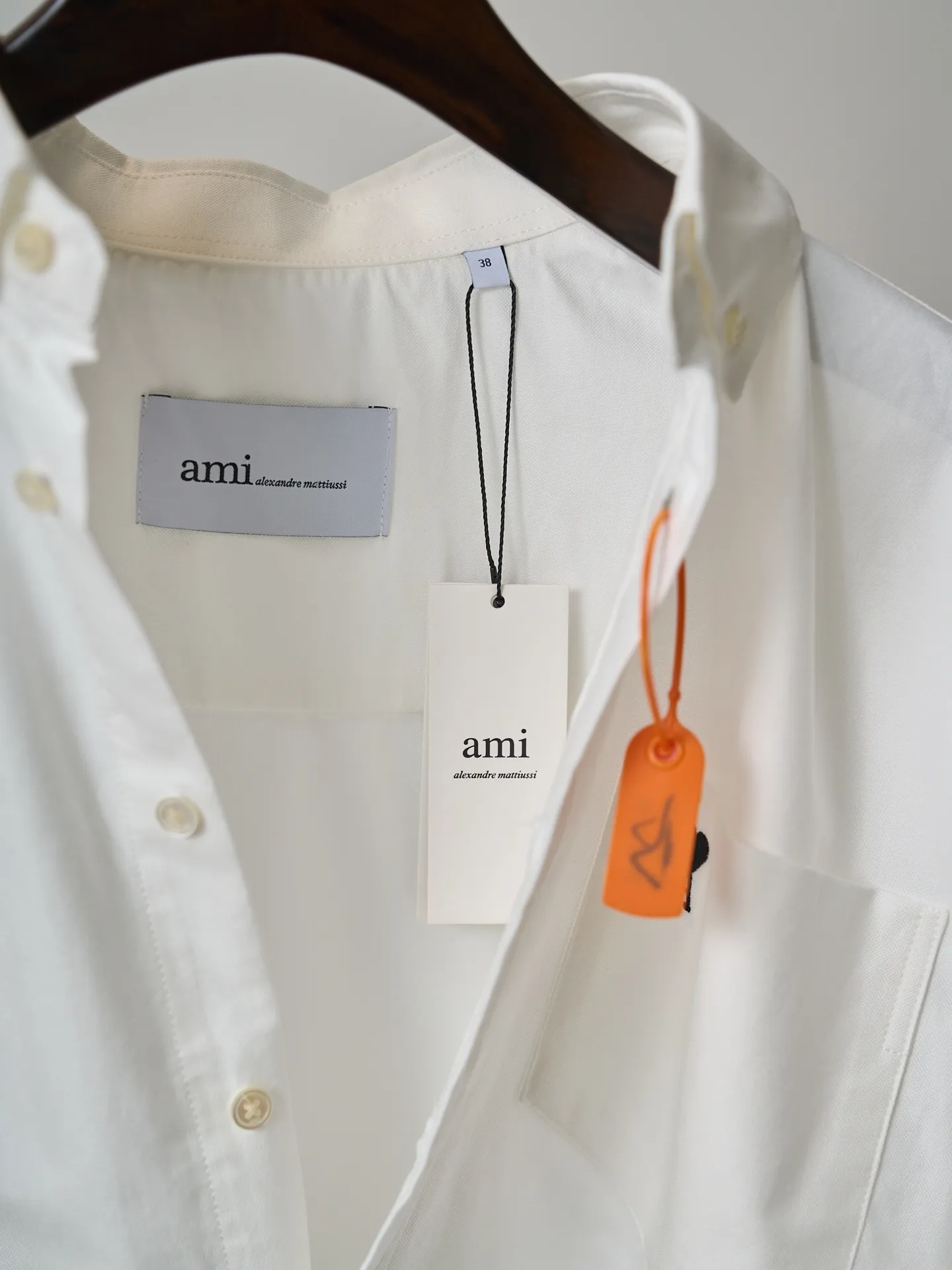 [Real auction] AMI/Amy love heart embroidered short-sleeved shirt [In Stock] 37 38 39 40 Customized high-density double-ply Oxford spinning, tight and smooth, comfortable and close to the skin, a touch of simple white, as pure as ever, elegant and self-evident. Black silk thread dances on the chest with love embroidery, low-key and powerful, with pockets as the boundary, hiding the French romance. It is the ultimate simplification of color, and uses the ultimate restraint to interpret the effortless sense of luxury. Adopt imported machine embroidery technology, use advanced computer control system and precision mechanical components to realize Ami's love embroidery operation with high precision. The lines are smooth and delicate. The fabrics have been washed and have a better hand feel. It is not easy to deform, not easy to shrink, not easy to fade, and maintains long-term beauty and loose fit.